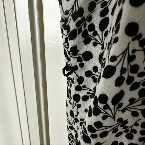 Motherhood Maternity black and white floral blouse, size XL - Picture 6 of 8